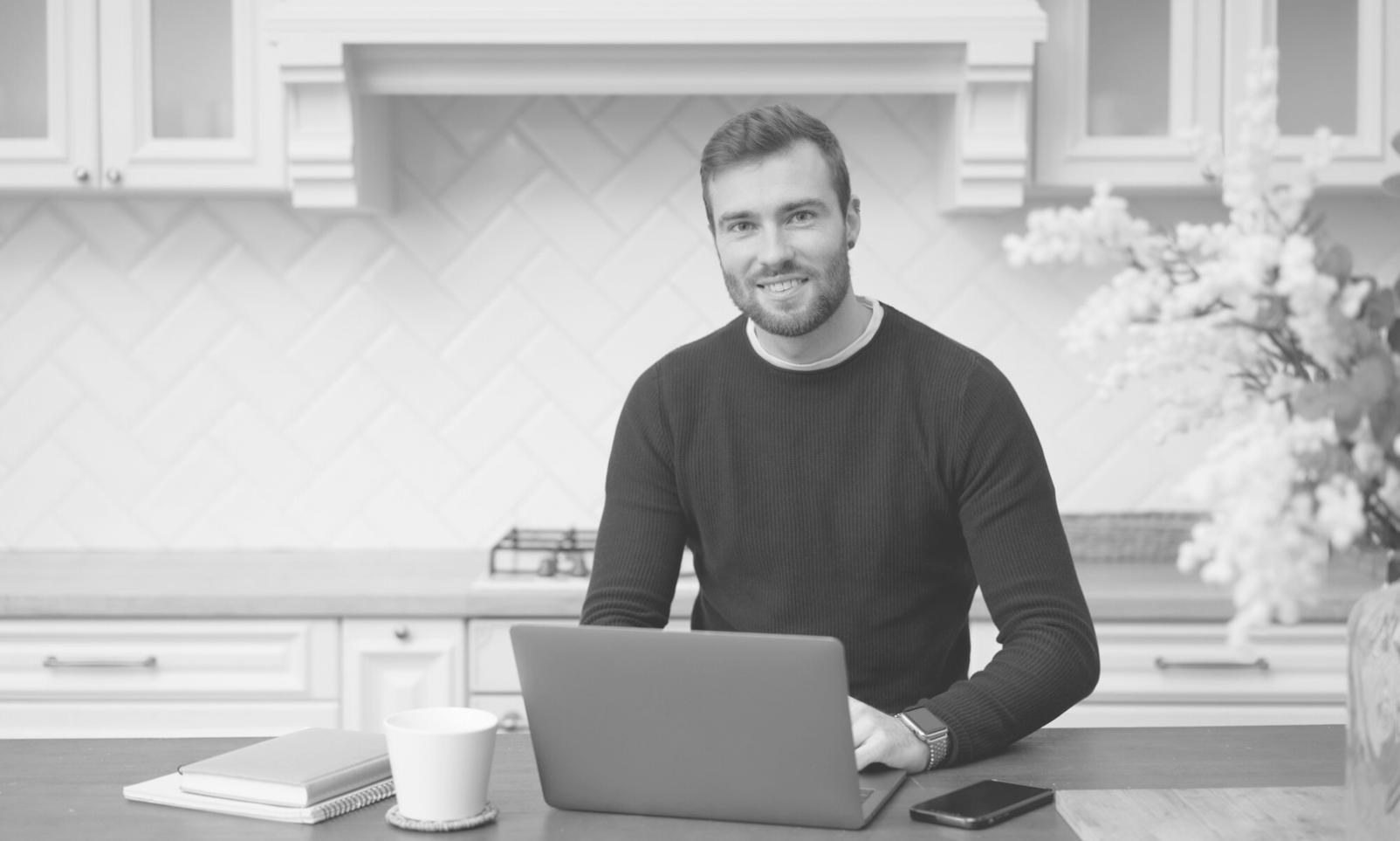 Formation en entreprise avec présentation des concepts financiers sur tableau interactif