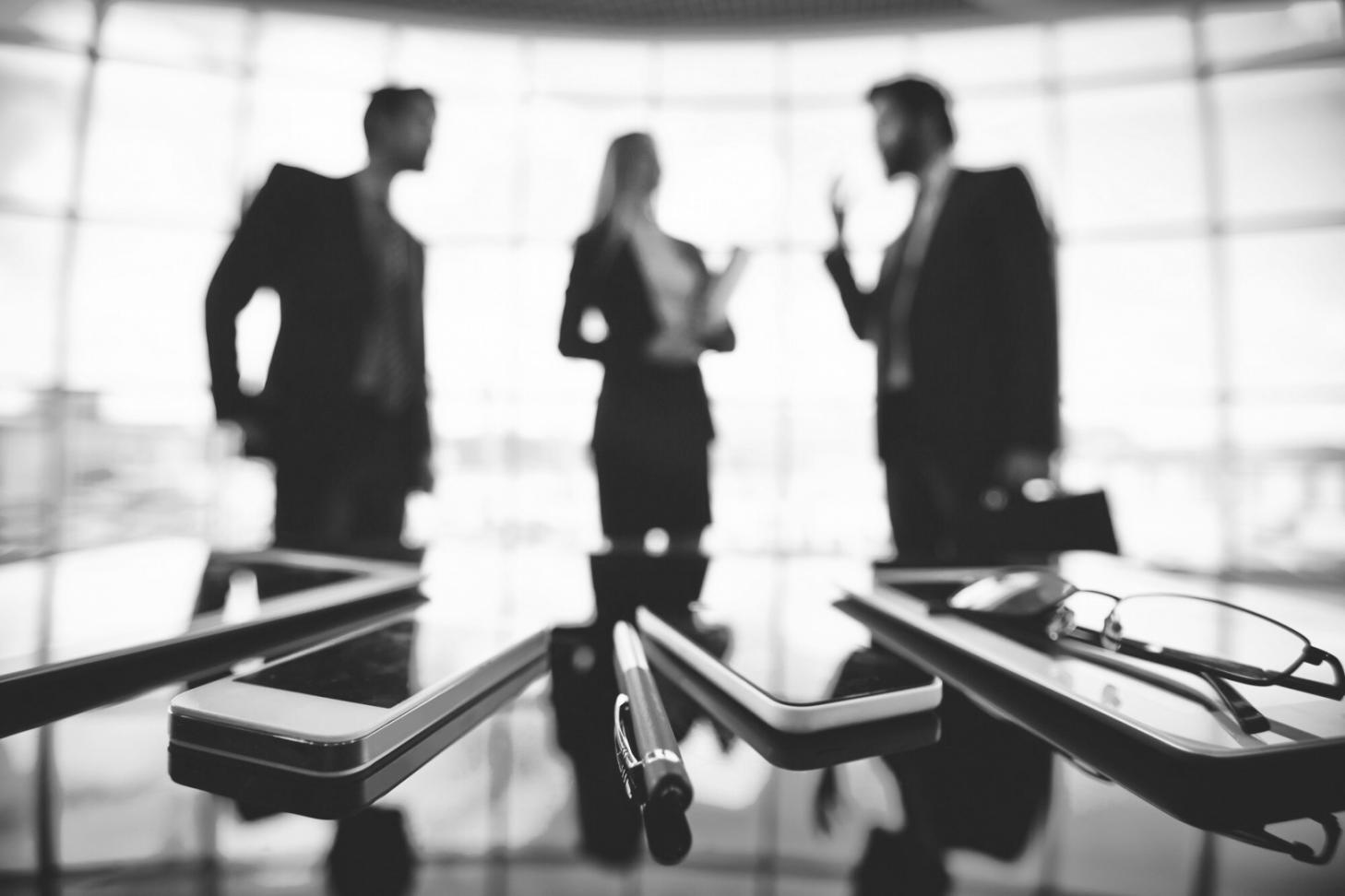 Équipe d'experts en analyse financière travaillant sur des rapports stratégiques